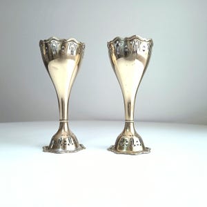 Jarrones Jugendstil de latón WMF firmados: decoración geométrica secesionista vienesa
