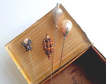 Vintage Engraved Gold Tone Jewellery Box: Small Collection of Hat Pins, Vacant Monogram Shield