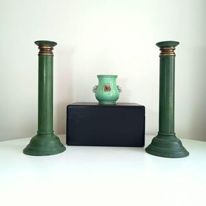 Par de grandes candelabros de tres piezas con columnas neoclásicas de bronce pesado en el estilo de Jacques Adnet c. 1920, Renacimiento imperial Art Déco Francia