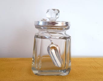Cuchara para té Art Déco vintage de plata de ley con sello distintivo y tarro de té de cristal tallado.