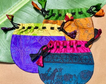 Borsa regalo in sari con coulisse dal Nepal - 4 opzioni di dimensioni - L'inserzione è per 1 pezzo - Scegli la tua taglia