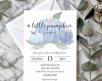 Può includere: Un invito a una festa di benvenuto per il bambino con un tema di zucca blu e bianca. L'invito recita "a little pumpkin is on the way!" e include la data "October 13" e l'ora "2pm".