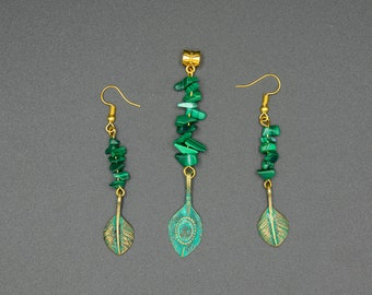 Pendentifs et boucles d’oreilles avec des puces de malachite et des charms de feuilles