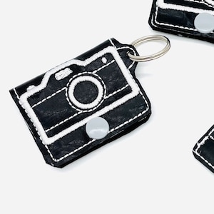 SD Karten Etui Hülle Kartenhalter für 2 SD Cards Kamera Schlüsselanhänger Kunstleder gestickt, Geschenk Fotograf,  Schwarz Schlüsselanhänger