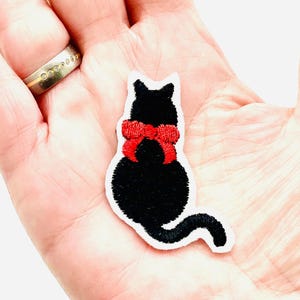 Aufnäher Katze Applikation Bügelbild, kleiner Patch, Tiere,  kleiner Flicken, Schwazer Kater mit Schleife