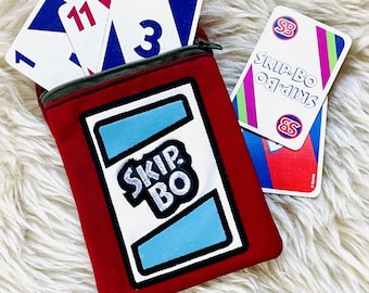 Spielkarten Etui Skip Bo Kartenspiel gestickt Tasche Hülle, Geschenk Idee Karten, Kartenspieler, 2 Farben mit Applikation einer Leder Karte