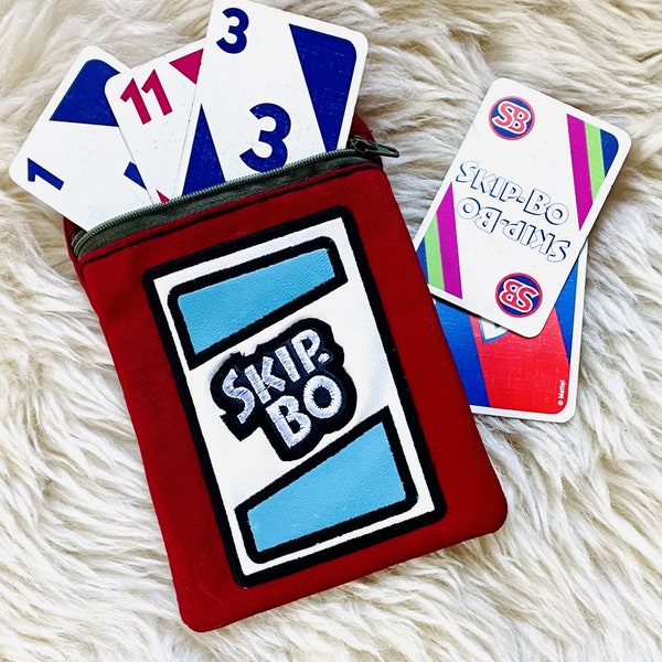 Spielkarten Etui Skip Bo Kartenspiel gestickt Tasche Hülle, Geschenk Idee Karten, Kartenspieler, 2 Farben mit Applikation einer Leder Karte