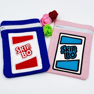 Spielkarten Etui Skip Bo Kartenspiel gestickt Tasche Hülle Geschenk Karten Kartenspieler 2 Farben mit Applikation Karte Personalisierbar