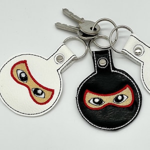 Ninja Schlüsselanhänger gestickt, Ninja Bag Charm Ninja Super Held, Zuckertüte Schulanfang Weiß -Schwarz Rucksackanhänger Geschenk Kinder