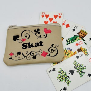Spielkarten Etui Skat Karten Kunstleder gestickt, Tasche Hülle,  Kartenspieler, Beige Kartentasche, Kartenaufbewahrung bestickt Geschenk