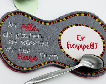 Untersetzer, Tassenteppich, MugRug, Filz bestickt, Tischdeko, Tassenuntersetzter praktisch, Lustiger Spruch, Oster Geschenk ,