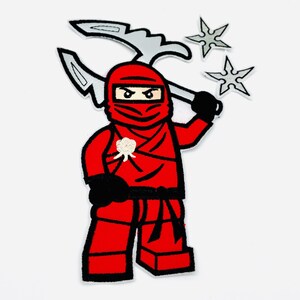 Könnte beinhalten: Ein roter Ninja-Aufnäher mit schwarzen Akzenten, der eine silberne Waffe und zwei silberne Wurfsterne hält. Der Ninja trägt eine rote Maske und schwarze Handschuhe. Eine weiße Blume befindet sich auf der Brust.