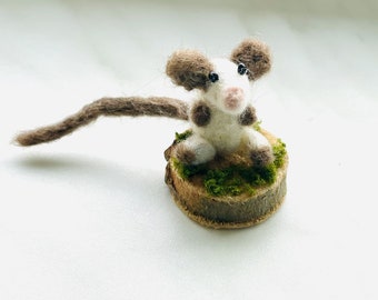 Kleine Maus auf Baum Rinde, Filzmaus, Filz Tier, Geschenkidee, Deko Maus gefilzt kleine Miniatur Maus weiß, Mäuschen