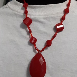 Mid Century chunky rote Lucite Kunststoff Perlen Anhänger Halskette 22&quot;