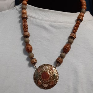 Vintage LR signed Lady Remington wood bead pendant necklace 20&quot;