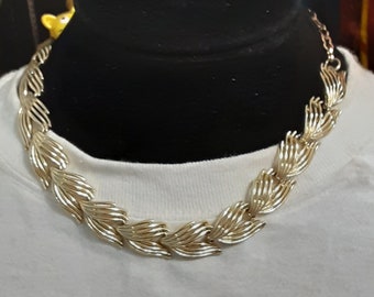 Vintage gold tone leaf link choker necklace 14"