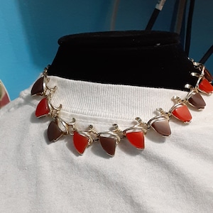 60&#39;s retro gold tone & red and brown thermoset plastic choker necklace 14&quot;