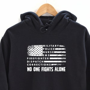 Sudadera con capucha &quot;No One Fights Alone&quot; / Sudadera con capucha de policía y bombero / Sudadera con capucha de despachador de servicios médicos de urgencia / Regalo para paramédico y bombero de prisiones