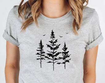 Pine Tree T-Shirt | Immergrüner Baum Shirt | Camping Tshirt | Natur-Liebhaber-Geschenk | Wald-Shirt | Abenteuer im Freien Tee | Geschenk für sie, Frauen, Männer
