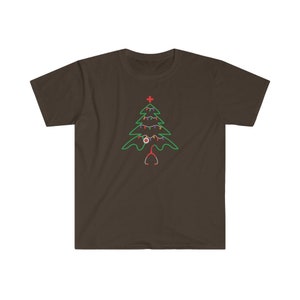 以下が含まれることがあります： 暗い茶色のTシャツに緑色のクリスマスツリーのデザインが施されています。ツリーは赤と白のオーナメント、赤い十字架、聴診器で飾られています。
