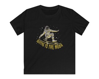 Może przedstawiać: Czarny T-shirt z grafiką astronauty jeżdżącego na deskorolce w kosmosie z tekstem "SKATING TO THE MOON".