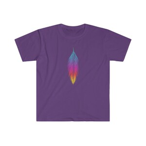 K&ouml;nnte beinhalten: Lilafarbenes T-Shirt mit kurzen &Auml;rmeln und einem bunten Federmotiv auf der Vorderseite.