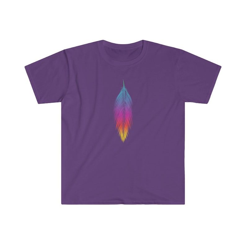 K&ouml;nnte beinhalten: Lilafarbenes T-Shirt mit kurzen &Auml;rmeln und einem bunten Federmotiv auf der Vorderseite.