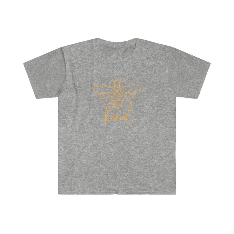 Puede incluir: Camiseta gris jaspeado con un contorno dorado de una abeja y la palabra "kind" debajo. El dise&ntilde;o est&aacute; centrado. La camiseta tiene mangas cortas y cuello redondo. La tela parece ser una mezcla suave de algod&oacute;n.