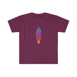 K&ouml;nnte beinhalten: Ein maroonfarbenes T-Shirt mit einem bunten Federdesign, das auf der Vorderseite aufgedruckt ist.