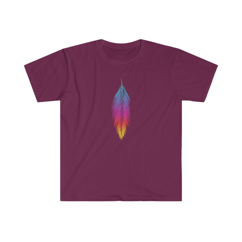 K&ouml;nnte beinhalten: Ein maroonfarbenes T-Shirt mit einem bunten Federdesign, das auf der Vorderseite aufgedruckt ist.