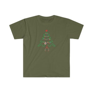 以下が含まれることがあります： ステートスコープでできたクリスマスツリーのデザインが施された緑色のTシャツ。ツリーの頂上には赤い星があり、カラフルなライトが点灯しています。