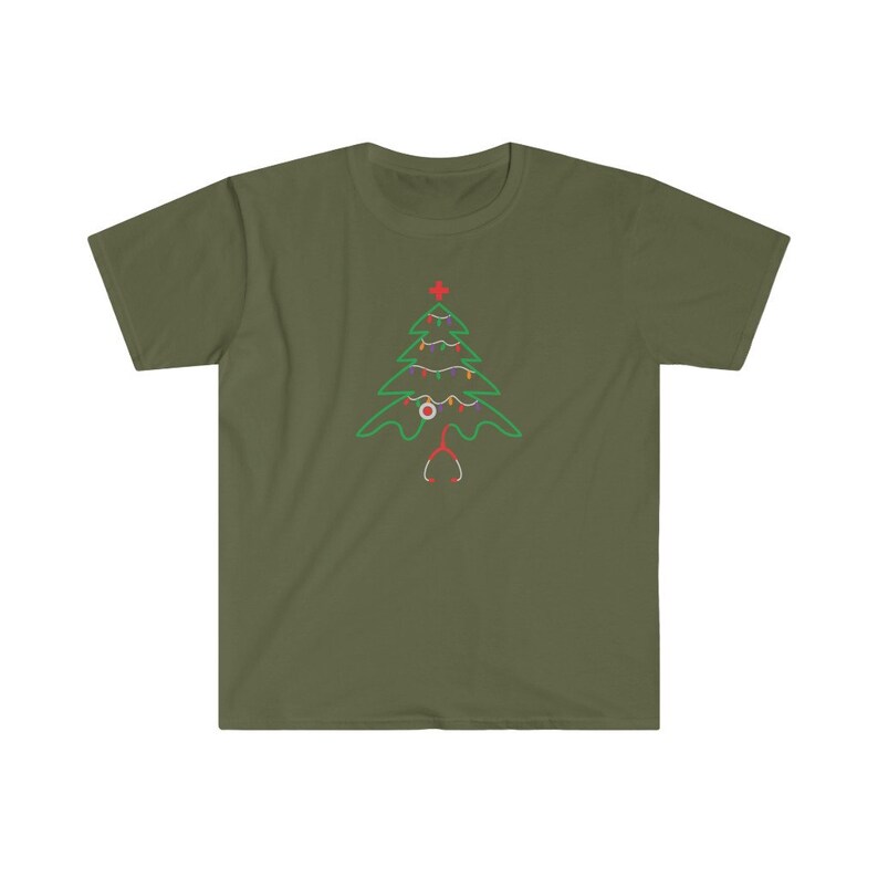 以下が含まれることがあります： ステートスコープでできたクリスマスツリーのデザインが施された緑色のTシャツ。ツリーの頂上には赤い星があり、カラフルなライトが点灯しています。