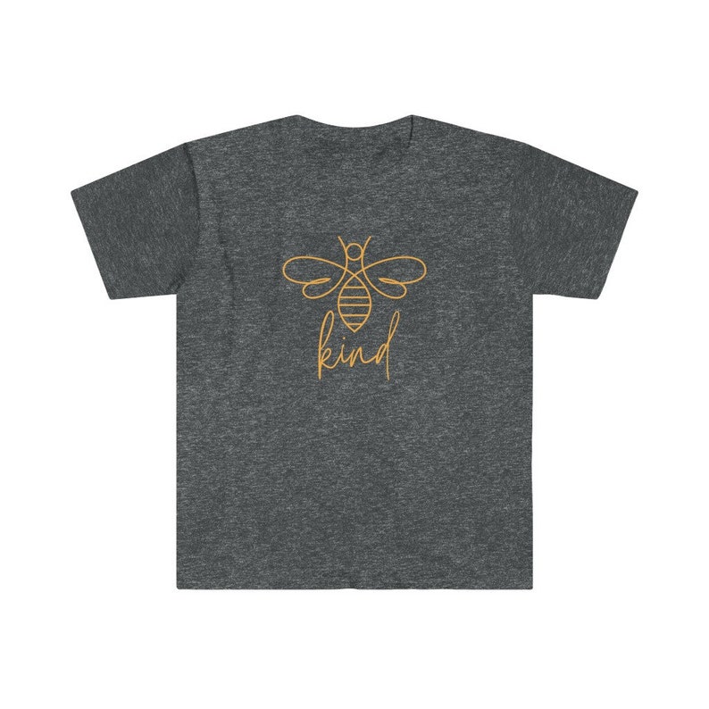 Puede incluir: Camiseta gris oscuro con un contorno dorado de abeja y la palabra "kind" en fuente cursiva. La camiseta tiene cuello redondo y mangas cortas. El dise&ntilde;o est&aacute; centrado en el pecho.