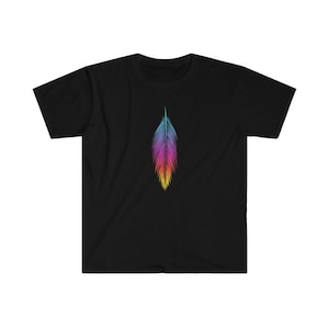 K&ouml;nnte beinhalten: Ein schwarzes T-Shirt mit einem bunten Feder-Design, das auf der Vorderseite aufgedruckt ist.