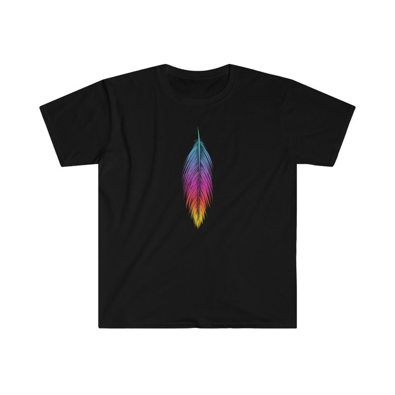 K&ouml;nnte beinhalten: Ein schwarzes T-Shirt mit einem bunten Feder-Design, das auf der Vorderseite aufgedruckt ist.