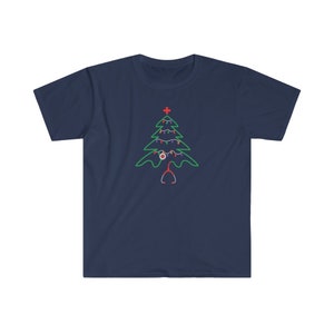 以下が含まれることがあります： 紺色のTシャツに緑色のクリスマスツリーのデザインが施されています。ツリーは赤と白のオーナメント、赤い十字架、聴診器で飾られています。