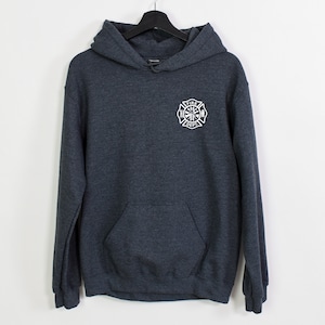 Peut inclure: Un sweat &agrave; capuche gris fonc&eacute; avec un embl&egrave;me de pompier blanc sur le devant. L'embl&egrave;me repr&eacute;sente une borne d'incendie, une hache et les mots "Fire Dept."