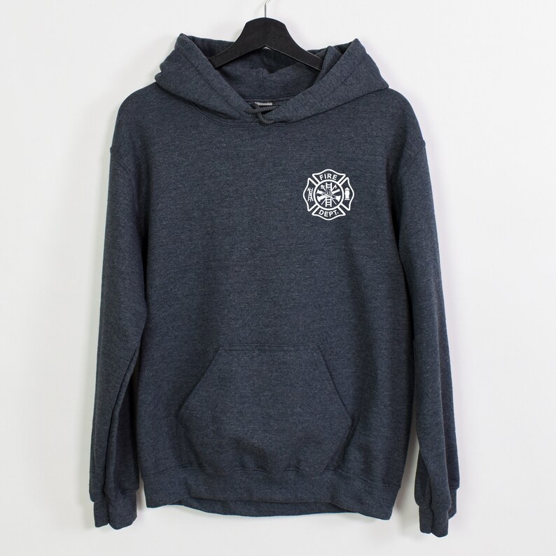 Peut inclure: Un sweat &agrave; capuche gris fonc&eacute; avec un embl&egrave;me de pompier blanc sur le devant. L'embl&egrave;me repr&eacute;sente une borne d'incendie, une hache et les mots "Fire Dept."