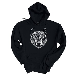 K&ouml;nnte beinhalten: Schwarzer Kapuzenpullover mit einem wei&szlig;en Aufdruck eines Wolfskopfes.