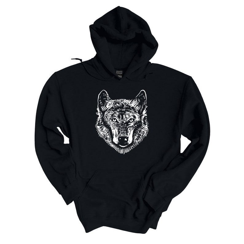 K&ouml;nnte beinhalten: Schwarzer Kapuzenpullover mit einem wei&szlig;en Aufdruck eines Wolfskopfes.