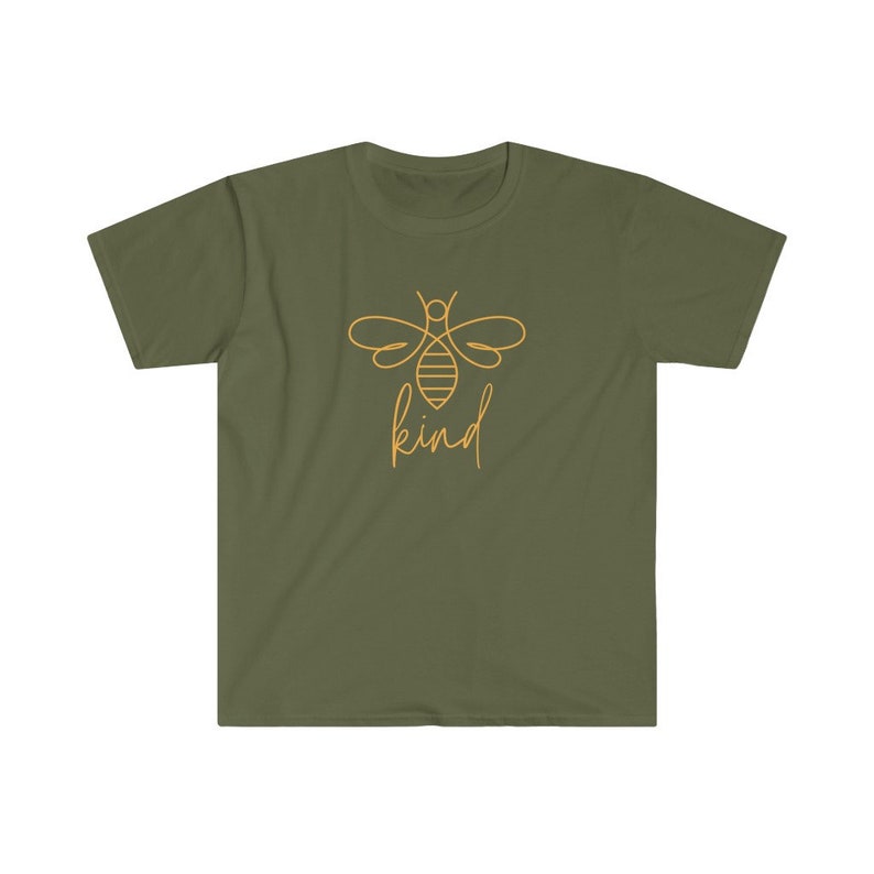 Puede incluir: Camiseta verde oliva con un dise&ntilde;o de abeja dorada y la palabra "kind" en cursiva. La camiseta tiene cuello redondo y mangas cortas. El dise&ntilde;o est&aacute; centrado en la parte delantera.
