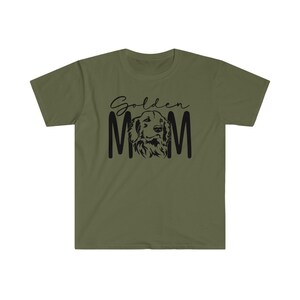 K&ouml;nnte beinhalten: Ein gr&uuml;nes T-Shirt mit kurzen &Auml;rmeln mit schwarzem Text, der "Golden Mom" lautet, und einer schwarzen Silhouette eines Golden Retriever-HundeKopfes.