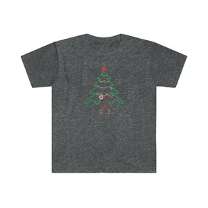以下が含まれることがあります： 暗いヘザーグレーのTシャツに、緑のクリスマスツリーのデザインが施されています。ツリーは赤と白のオーナメントと聴診器で飾られています。