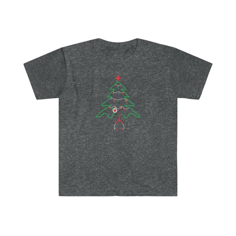 以下が含まれることがあります： 暗いヘザーグレーのTシャツに、緑のクリスマスツリーのデザインが施されています。ツリーは赤と白のオーナメントと聴診器で飾られています。