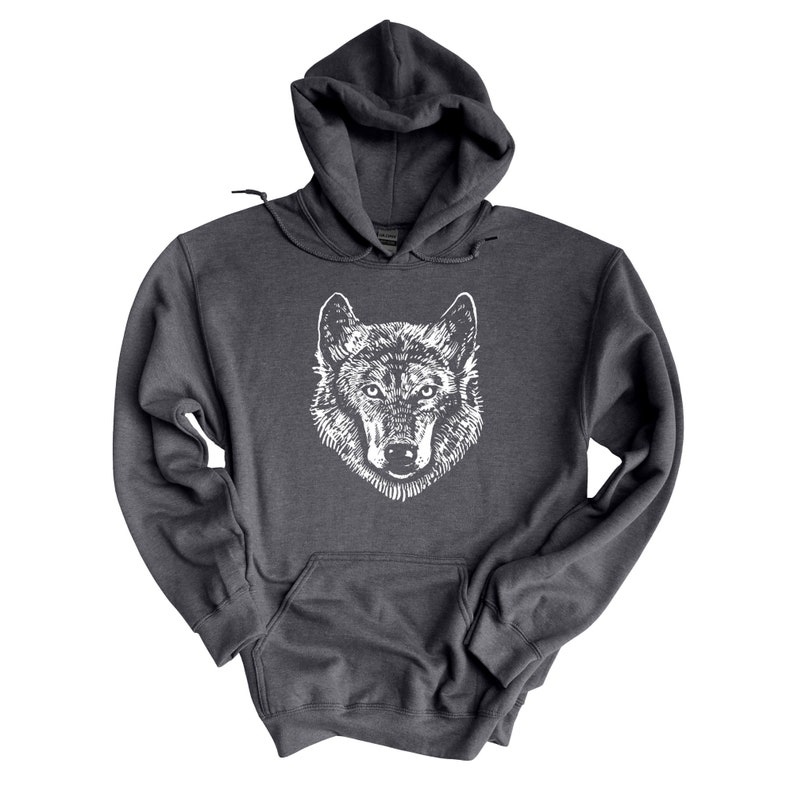 K&ouml;nnte beinhalten: Ein dunkelgrauer Kapuzenpullover mit einem wei&szlig;en Wolfskopf-Motiv auf der Vorderseite.
