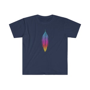 K&ouml;nnte beinhalten: Ein marineblaues T-Shirt mit einem bunten Feder-Design auf der Vorderseite.