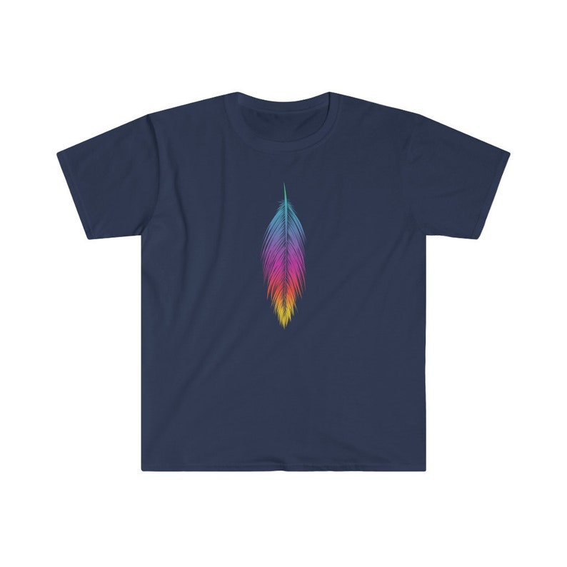 K&ouml;nnte beinhalten: Ein marineblaues T-Shirt mit einem bunten Feder-Design auf der Vorderseite.
