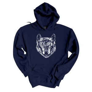 K&ouml;nnte beinhalten: Ein marineblauer Kapuzenpullover mit einem wei&szlig;en Wolfskopf-Motiv auf der Vorderseite.