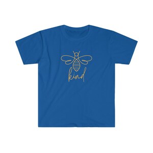 Puede incluir: Camiseta azul real con un contorno dorado de una abeja y la palabra "kind" en cursiva. El dise&ntilde;o est&aacute; centrado en la parte delantera. La camiseta tiene mangas cortas y cuello redondo. La camiseta es de un azul vibrante.