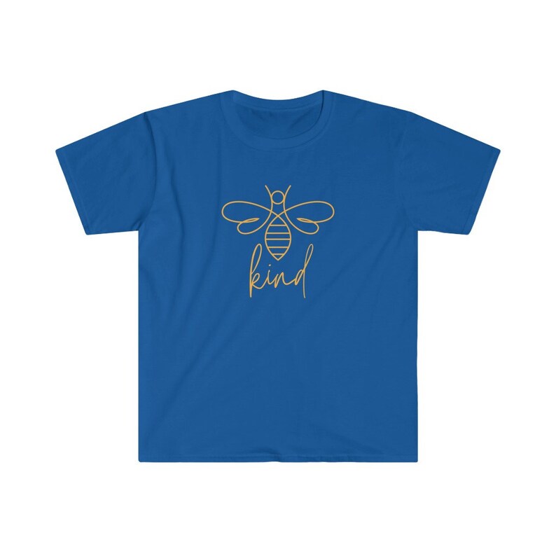 Puede incluir: Camiseta azul real con un contorno dorado de una abeja y la palabra "kind" en cursiva. El dise&ntilde;o est&aacute; centrado en la parte delantera. La camiseta tiene mangas cortas y cuello redondo. La camiseta es de un azul vibrante.